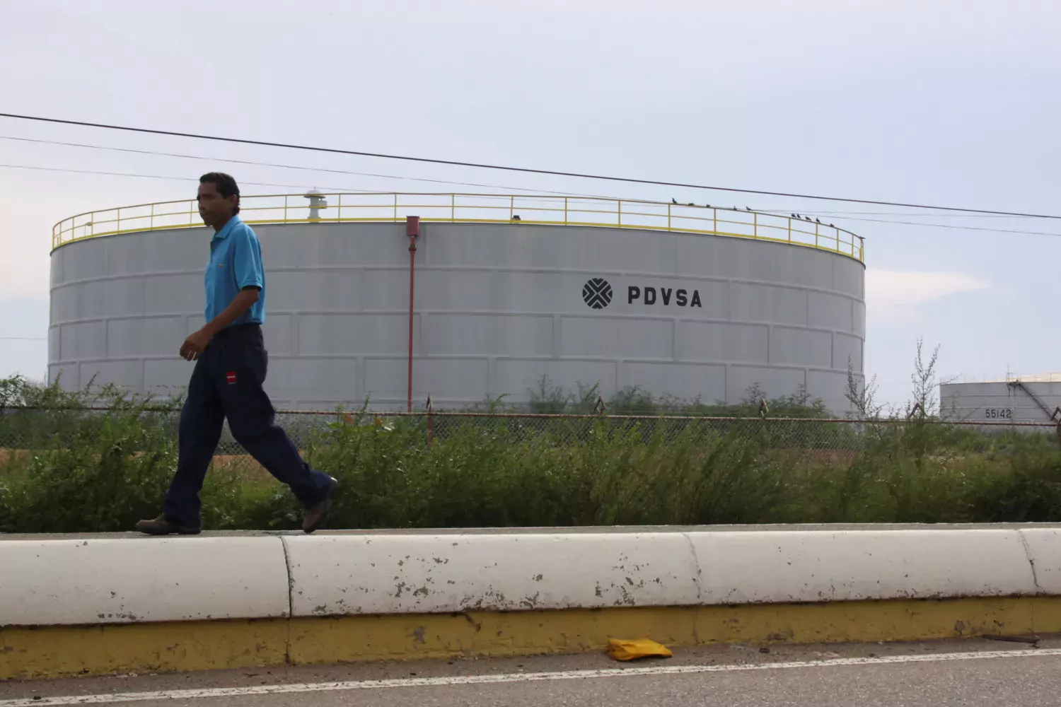L'Agence internationale de l'énergie (AIE) estime qu'un rééquilibrage du marché pourrait intervenir rapidement en cas de réduction de la production. (Reuters)