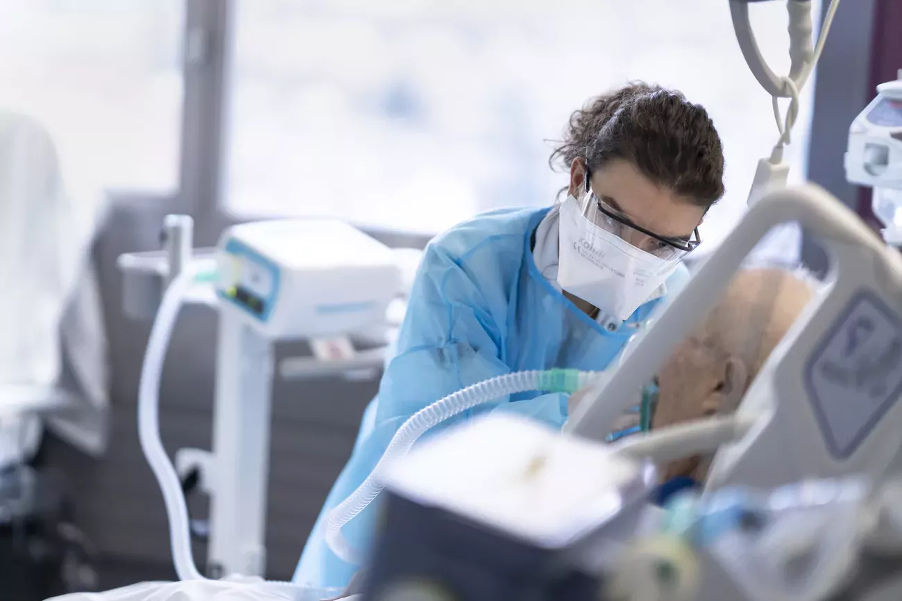Aux soins intensifs, la plupart des patients sont non vaccinés et ont plus de 50 ans.