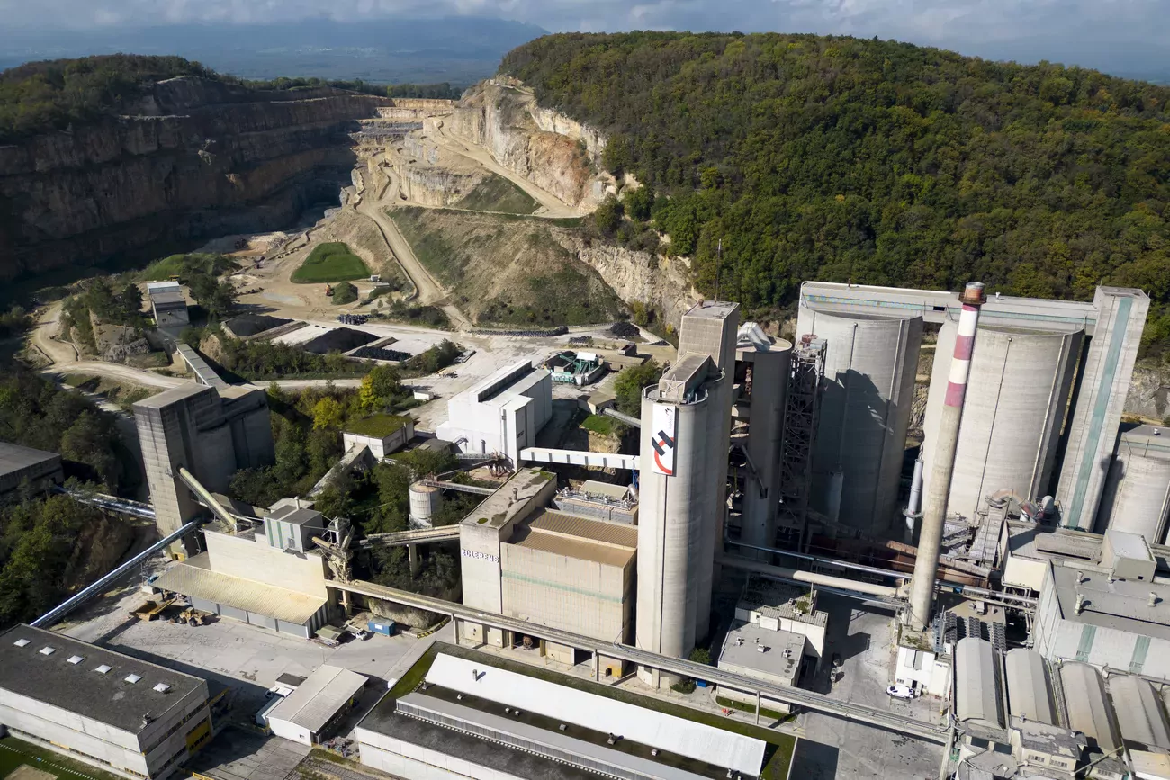 Holcim. Le cimentier suisse a été le premier à lancer une obligation liée à la durabilité libellée en francs suisses en janvier 2022. Elle est liée à la réalisation ou non d’un objectif de réduction de CO2 par tonne de ciment produite 
d’ici 2030.