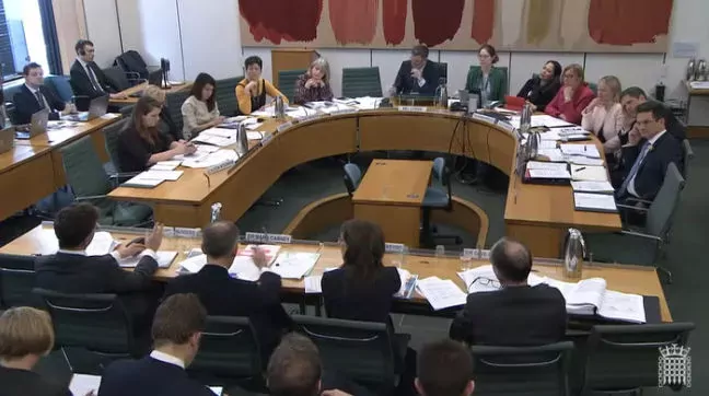 L'ancien Premier ministre du Royaume-Uni David Cameron a dû se présenter devant la commission parlementaire du Trésor.