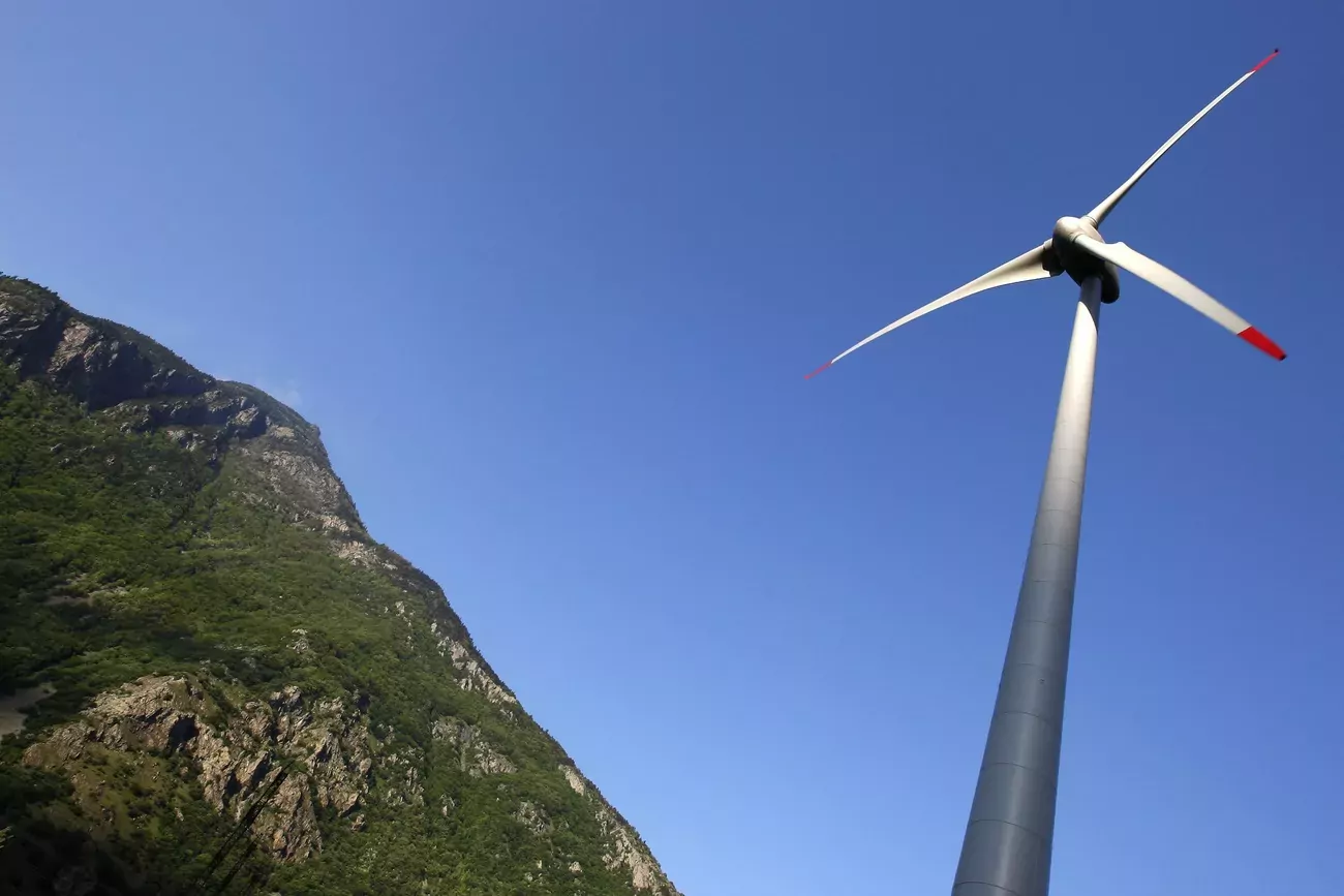 WWF Suisse se réjouit de la baisse, parfois jusqu'à 85%, du coût des énergies renouvelables comme l'éolien ou le solaire au cours des dix dernières années, selon le rapport du Giec.