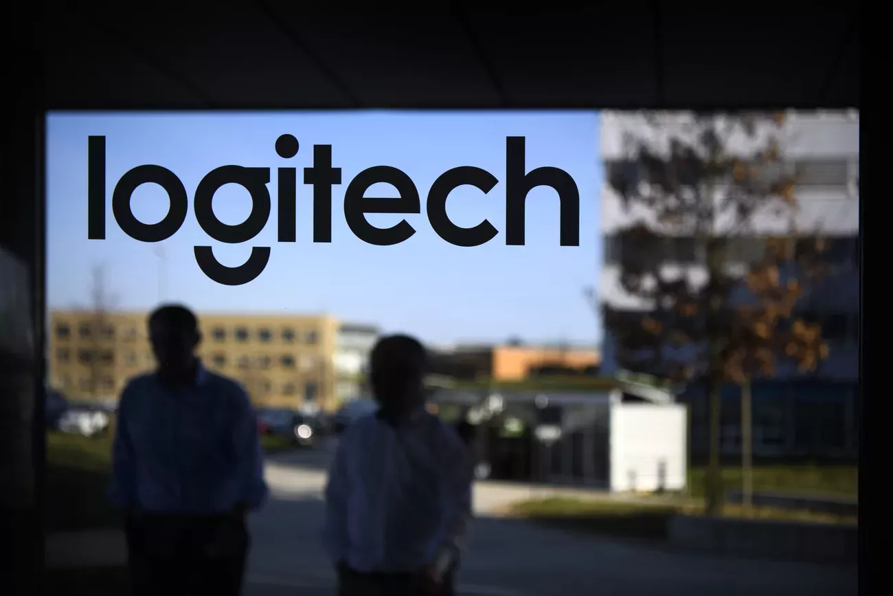 Logitech a relevé ses prévisions pour l'ensemble de l'année et dit progresser dans le recrutement d'un nouveau directeur général.