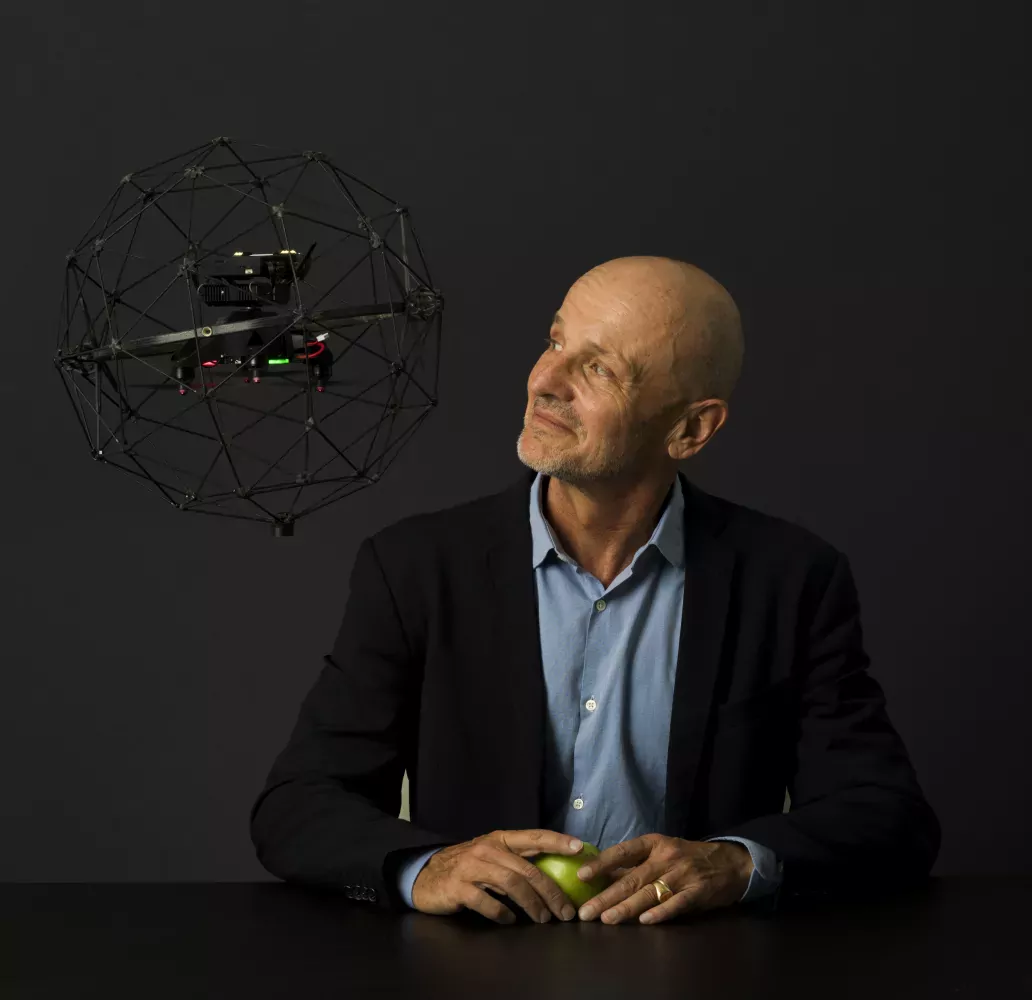 Remy de Tonnac, associé d’ETF Partners, avec le drone de Flyability.
