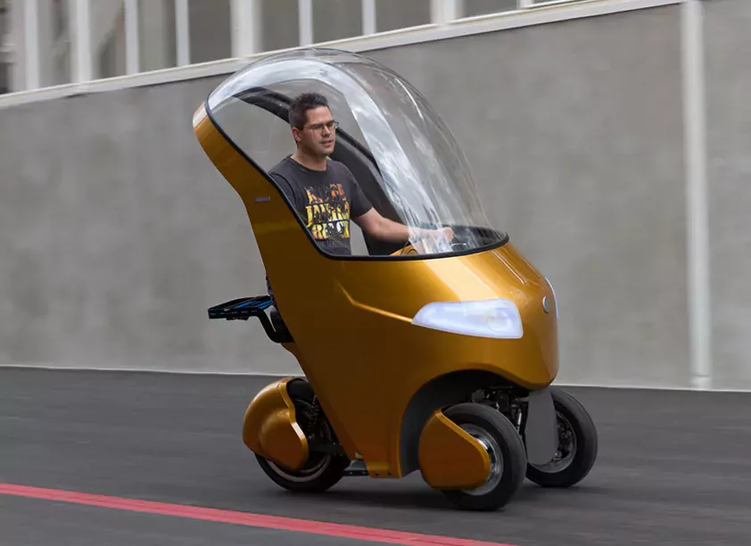 Le véhicule Bicar peut atteindre une vitesse de 45km/h, et dispose d’un toit vitré pour protéger le conducteur du vent et de la pluie.