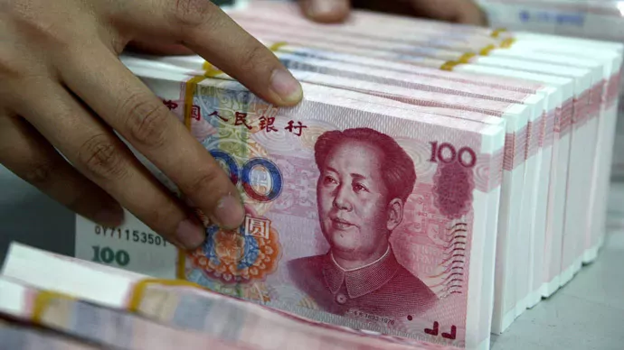 Depuis avril, le billet rouge à l'effigie de Mao Tsé-toung a perdu près de 10% de sa valeur face au dollar, avantageant d'autant les produits chinois sur le marché américain. 