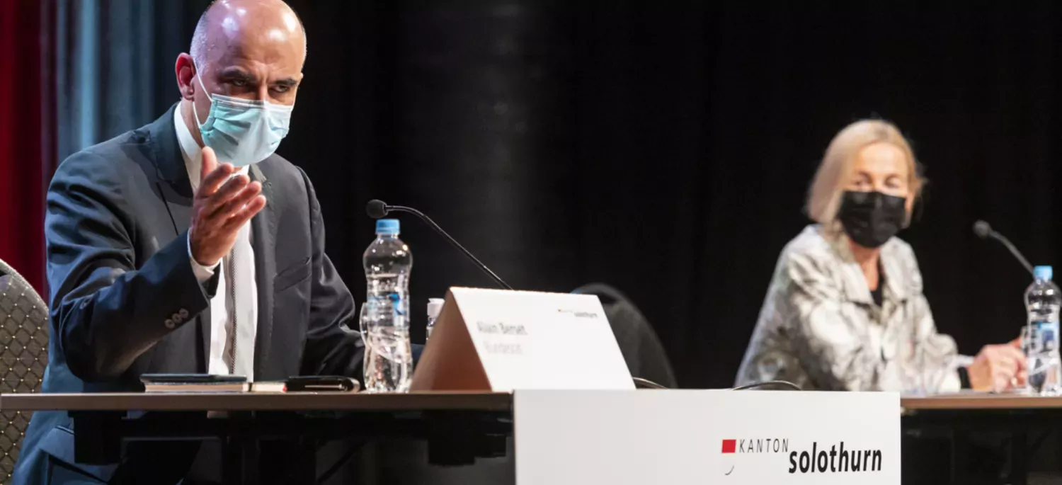 Le ministre de la santé Alain Berset a visité mardi à Granges le premier centre "drive-in" de vaccination du pays, ouvert depuis une semaine.