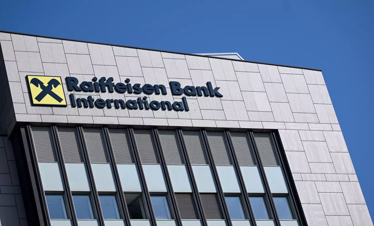 En attendant la vente, la banque affirme dans un communiqué qu'elle va déjà «réduire davantage l'activité commerciale» en Russie.