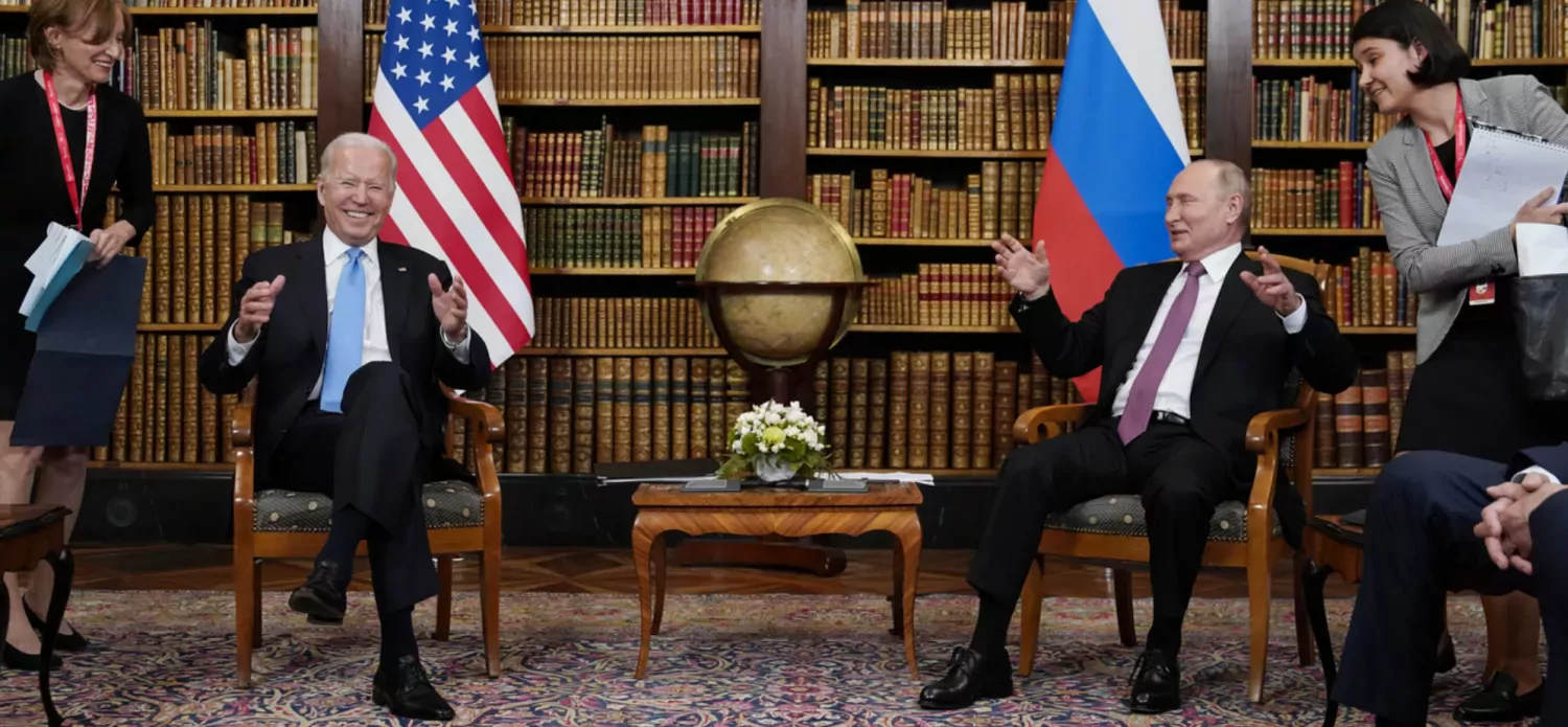 Le dialogue entre les deux présidents américain et russe démarre  à l'intérieur de la Villa. Durée prévue: 4 à 5 heures.