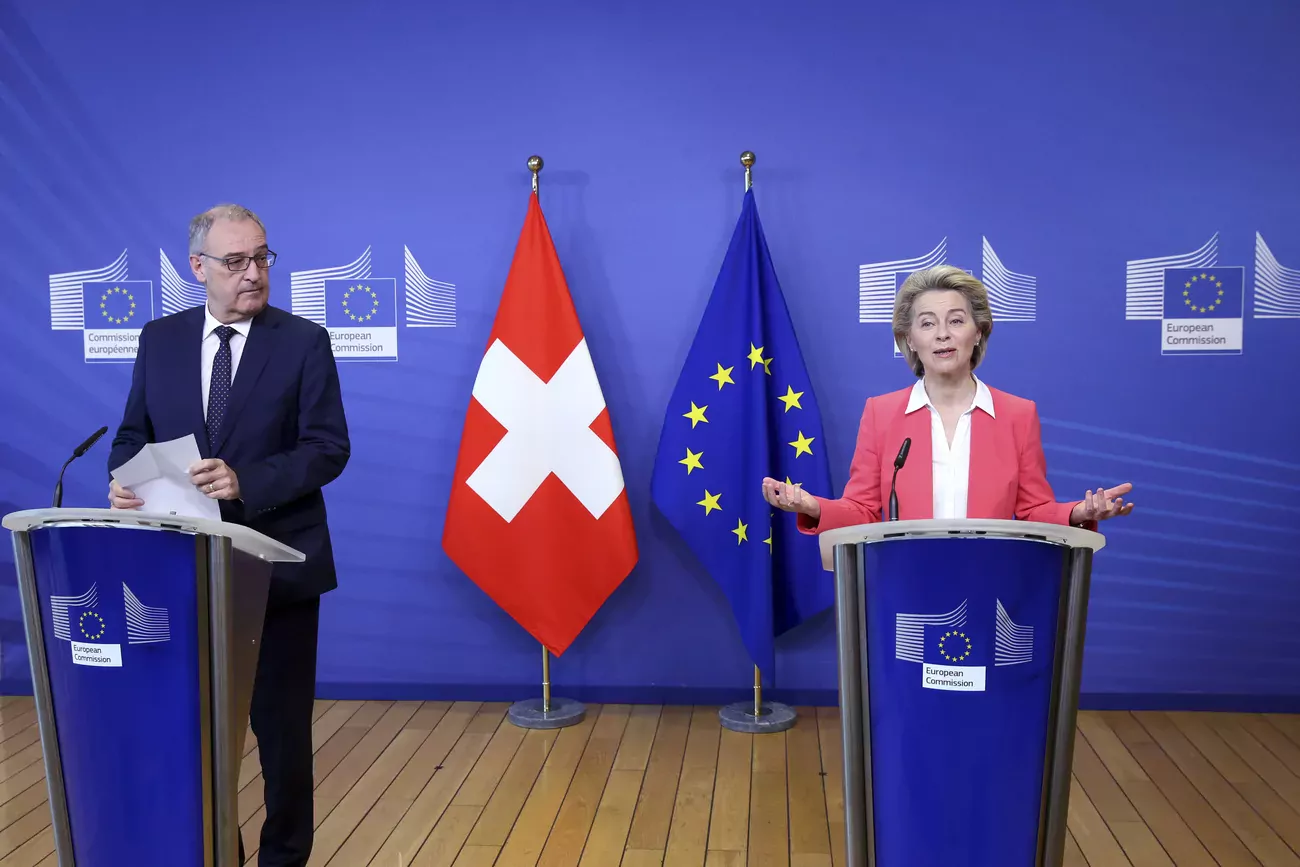 En versant cette contribution, Berne «aimerait souligner (...) que la Suisse restera à l'avenir un partenaire fiable de l'UE», malgré sa décision de mettre fin aux négociations sur l'accord-cadre (ici une rencontre entre Guy Parmelin et Ursula von der Leyen).