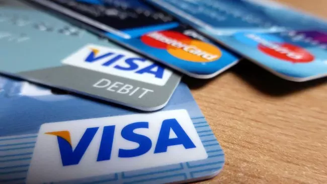 La carte de crédit délaissée par les moins de trente ans