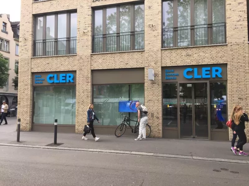 Les investissements "considérables" réalisés pour le changement d'identité, puis l'extension du réseau de succursales et sur internet ont passablement alourdi les charges.