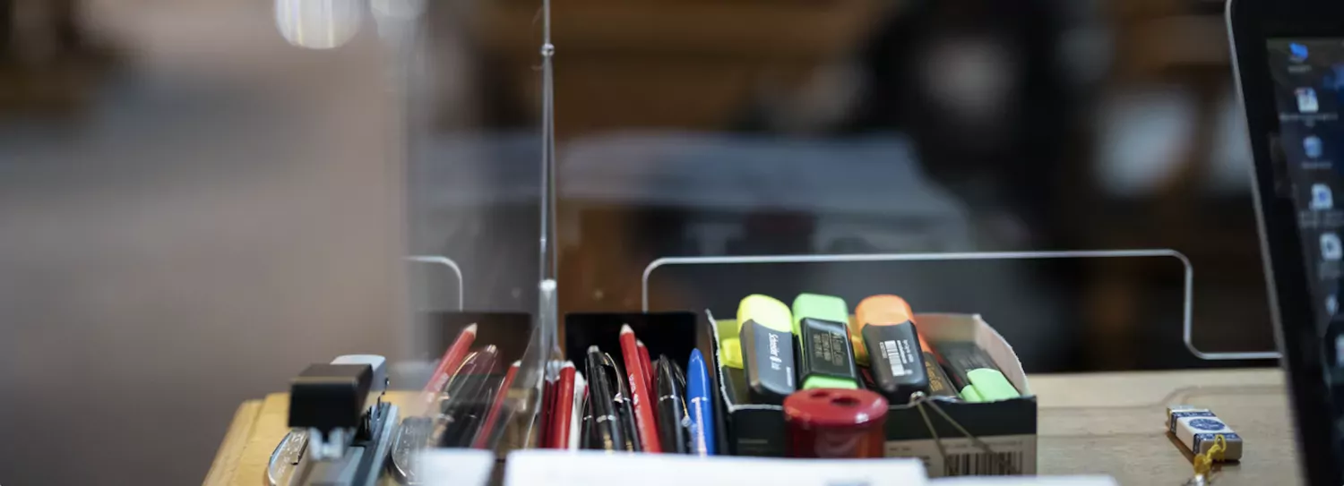 Les fabricants de cloisons en plexiglas ont connu une explosion de la demande, de même que les fabricants de masques ou de composants pour respirateurs.