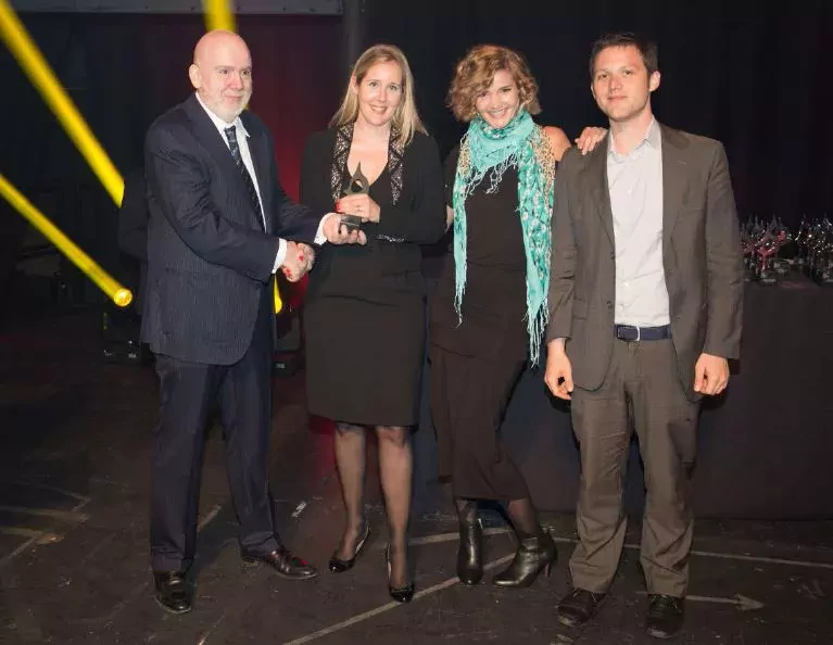 Remise du prix «D-A-CH Consultancy of the Year» à Farner Consulting. De gauche à droite: Paul Holmes (The Holmes Report), Evelyn Ruckstuhl, Susanne Bader et Christophe Tournier (Farner).