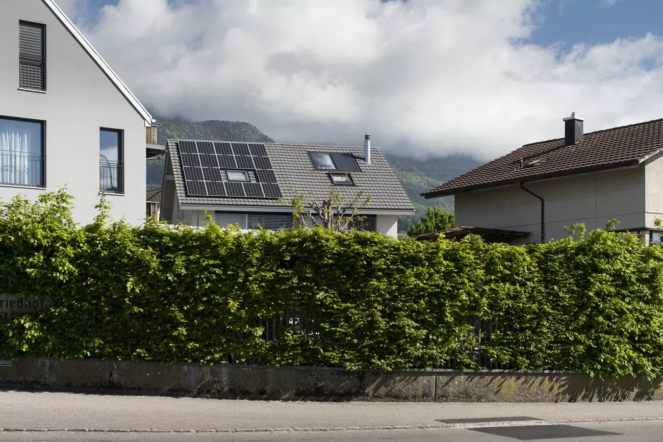 La pose de panneaux solaires fait partie des options pour améliorer l'efficience énergétique.
