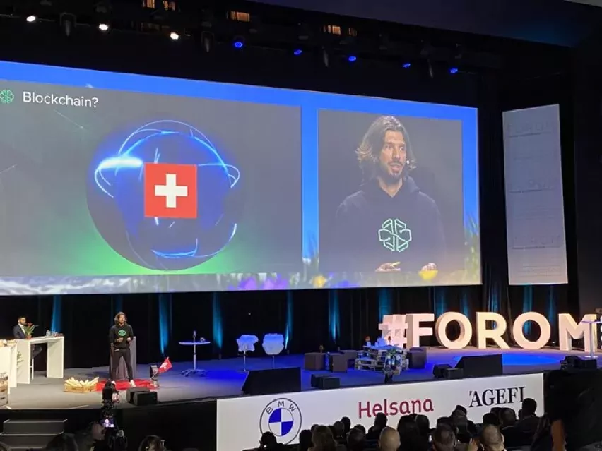 Le CEO et fondateur de SwissBorg Cyrus Fazel lors de sa présentation au Forom 2022.