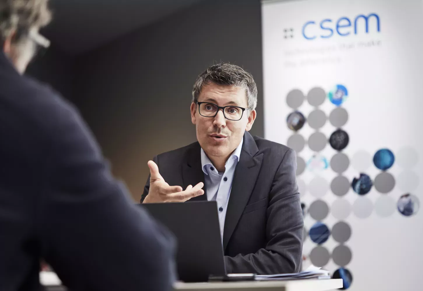 En prenant la direction du CSEM, il y a bientôt deux ans, Alexandre Pauchard a été surpris par le nombre de projets confidentiels menés par l'institution. De très grandes marques californiennes ou sud-coréennes ont développés des technologies avec l'établissement Neuchâtelois, dans le plus grand secret.