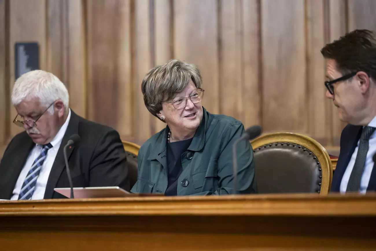 La sénatrice Isabelle Chassot (Le Centre/FR), l'une des favorites pour la présidence de la CEP, s'entretenant lundi au Conseil des Etats avec ses collègues de parti Benedikt Wuerth, à droite, et Othmar Reichmuth, à gauche. (KEYSTONE/Alessandro della Valle)