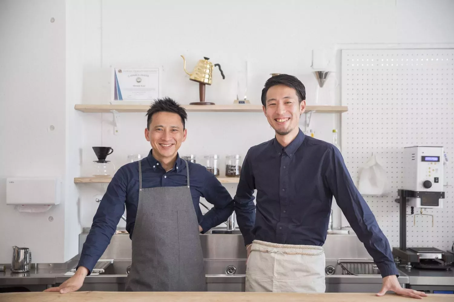 La plateforme Thank My Farmer est accessible, dès ce vendredi, au Japon grâce à une collaboration avec la marque de café Philocoffea, fondée par le barista vedette Tetsu Kasuya (à droite) et basée à Funabashi dans la préfecture de Chiba.