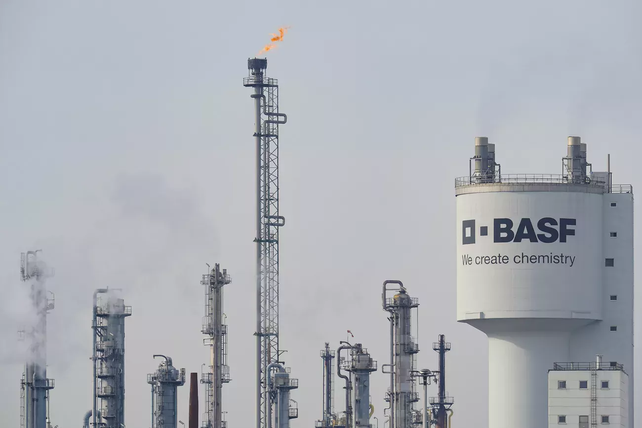 Le groupe chimique BASF a annoncé vendredi la suppression de 3300 emplois dans le monde.