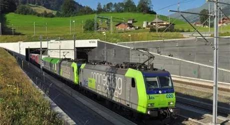 Chez BLS Cargo, le volume a crû de 10,5% pour atteindre 18.225 trains, contre 16.486 trains en 2014. En raison de la suppression du cours plancher face à l'euro, le bénéfice a cependant plongé de 88,6% pour venir s'établir à 0,3 million.