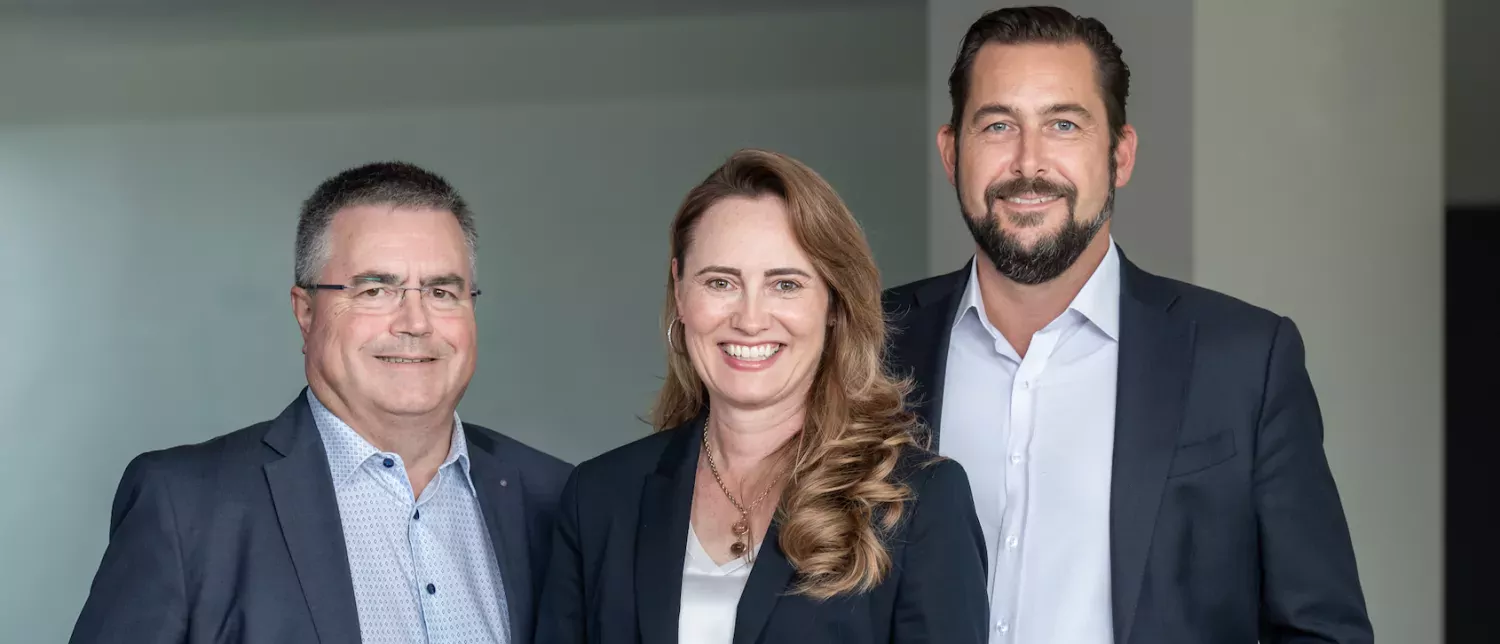 De gauche à droite:  Kurt Lüscher, nouveau président du conseil d'administration ; Stephanie Züllig, nouvelle vice-présidente du conseil d'administration ; et Enrico Baumann, CEO.