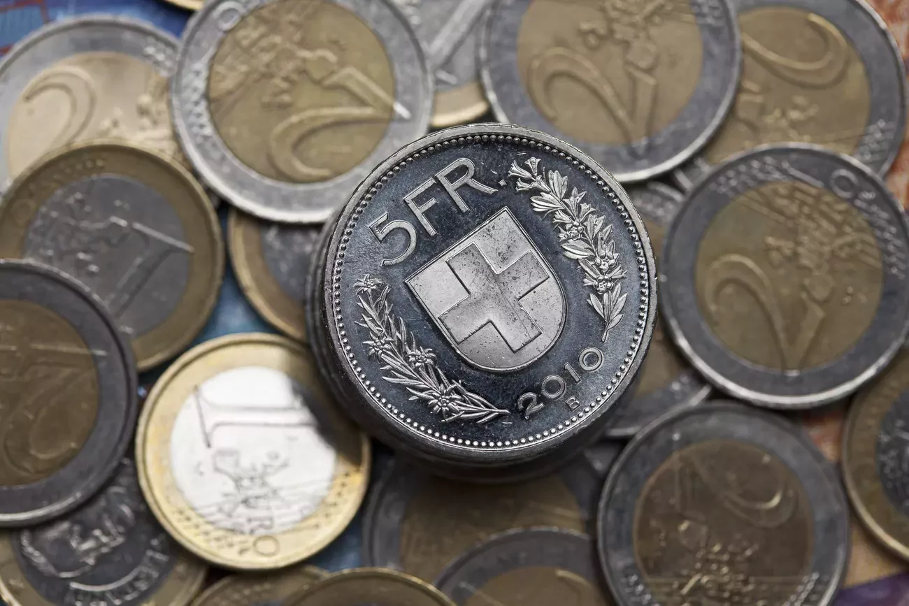 Le franc suisse devrait s'affaiblir vis-à-vis de l'euro ces prochains mois selon les experts.