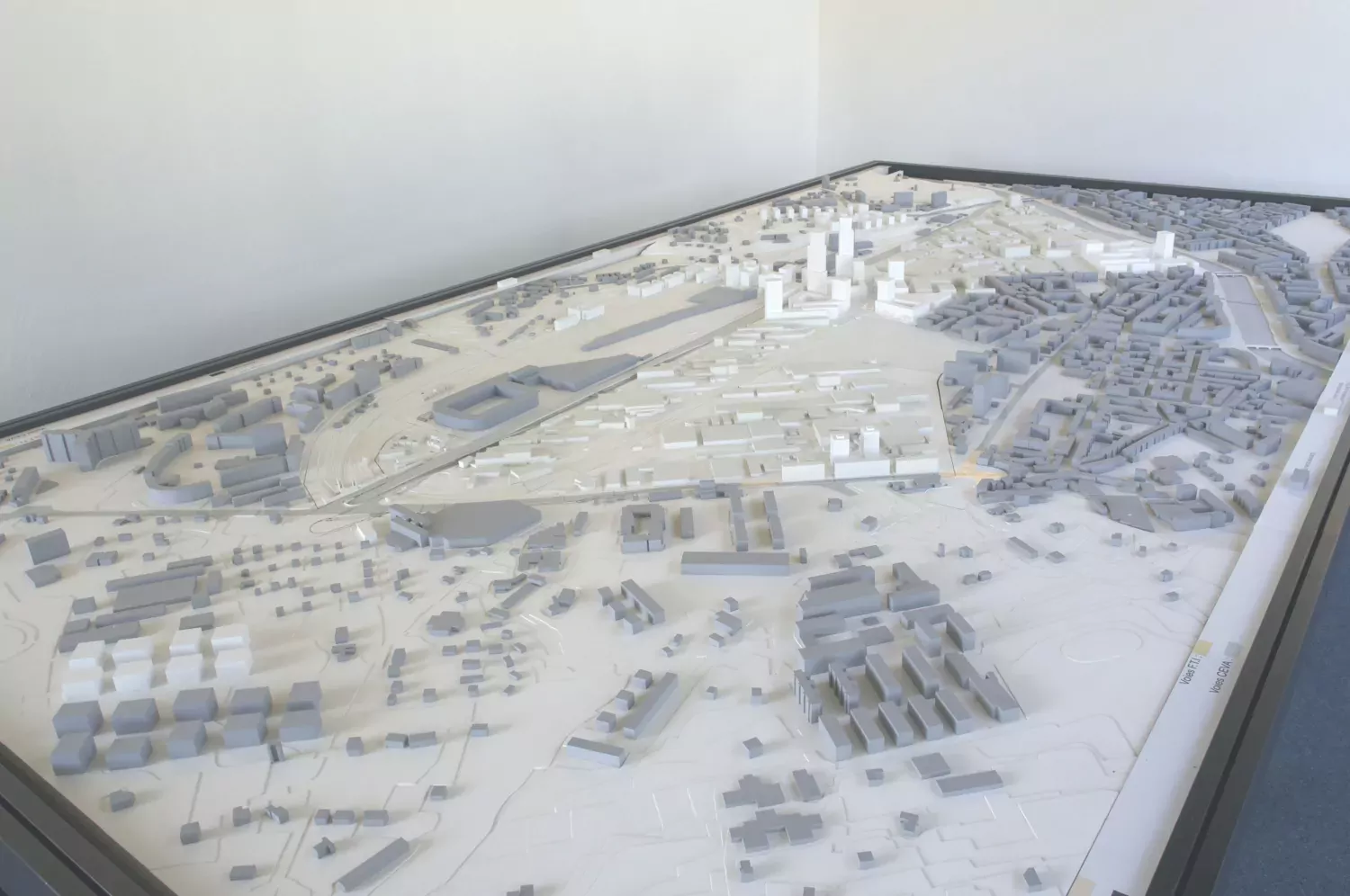Mesurant 2,00 x 3,70 mètres et composée de plusieurs pièces amovibles, la grande maquette du projet PAV permet en effet aux urbanistes de tester divers scénarios au moment où les études avancent sur les différents secteurs.