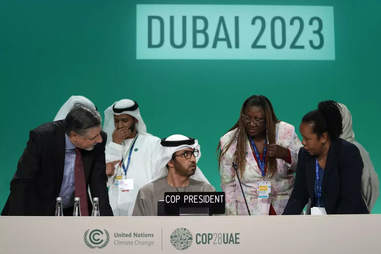 Le président émirati de la COP28, Sultan Al Jaber, et patron de la compagnie pétrolière nationale, a promis un accord «historique» dès le 12 décembre, jour anniversaire de l'accord de Paris, dont il assure que l'objectif de limiter le réchauffement à 1,5°C, sérieusement menacé, est «son étoile polaire».