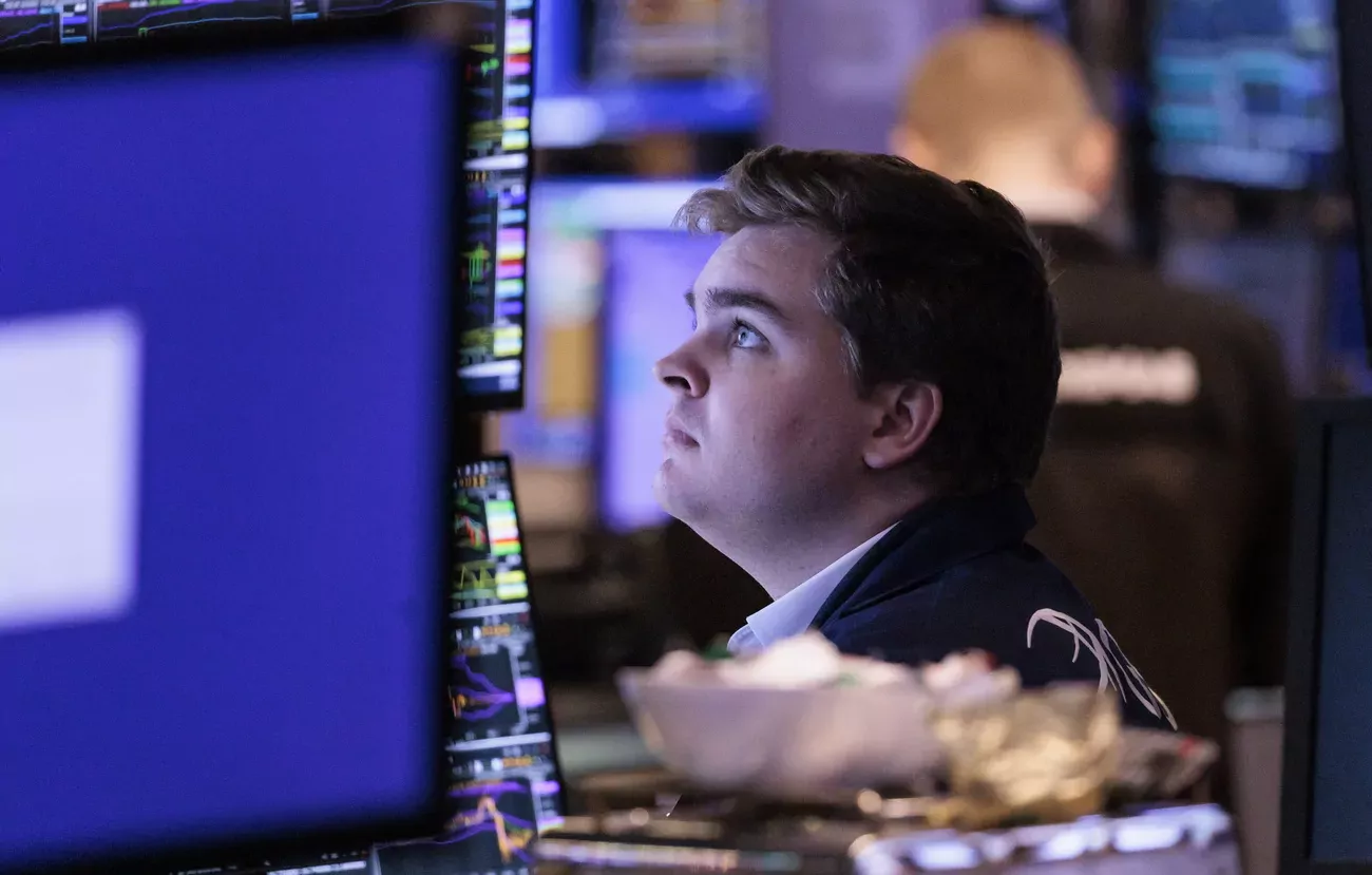 La journée s'annonce particulièrement calme, avec le seul déficit commercial américain d'octobre, moins élevé que prévu, comme indicateur macroéconomique et aucune publication majeure d'entreprise attendue.