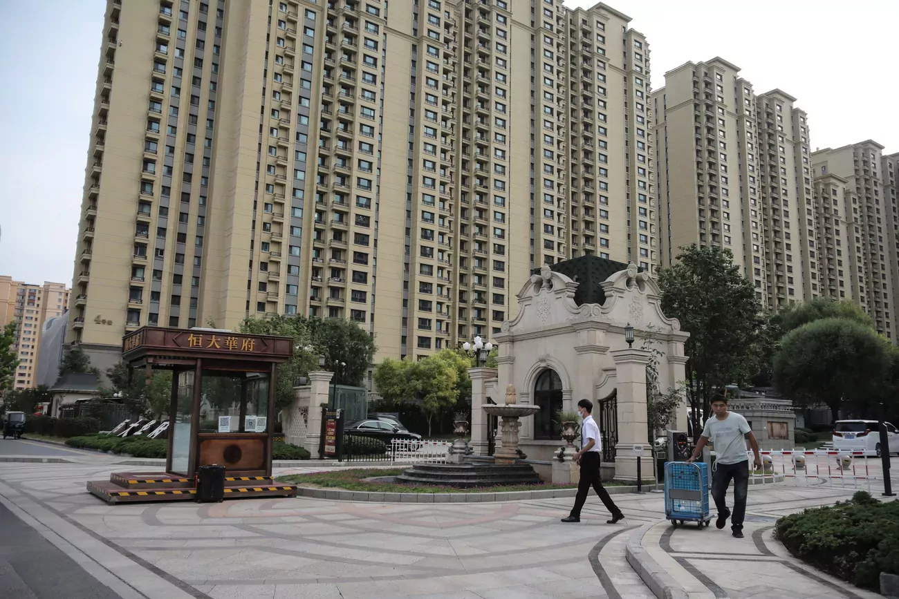 Aux grandes heures de la bulle immobilière, Evergrande s'était lancé dans des projets pharaoniques. A Suzhou, une ville proche de Shanghai réputée pour ses canaux et ses jardins impériaux, le groupe devait installer un grand complexe résidentiel avec écoles, parc d'attraction et un quartier commerçant de style européen.
La "Cité touristique et culturelle Evergrande", inachevée, est désormais envahie par des acquéreurs en colère qui doutent de pouvoir un jour récupérer leurs billes.