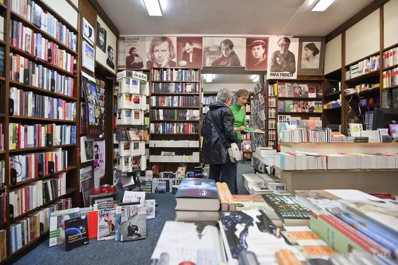 «Un livre neuf sur cinq est retourné aux frais de l’éditeur par les libraires et un sur sept finit au pilon, c’est-à-dire se verra converti en papier recyclé avant même d’avoir été lu.»