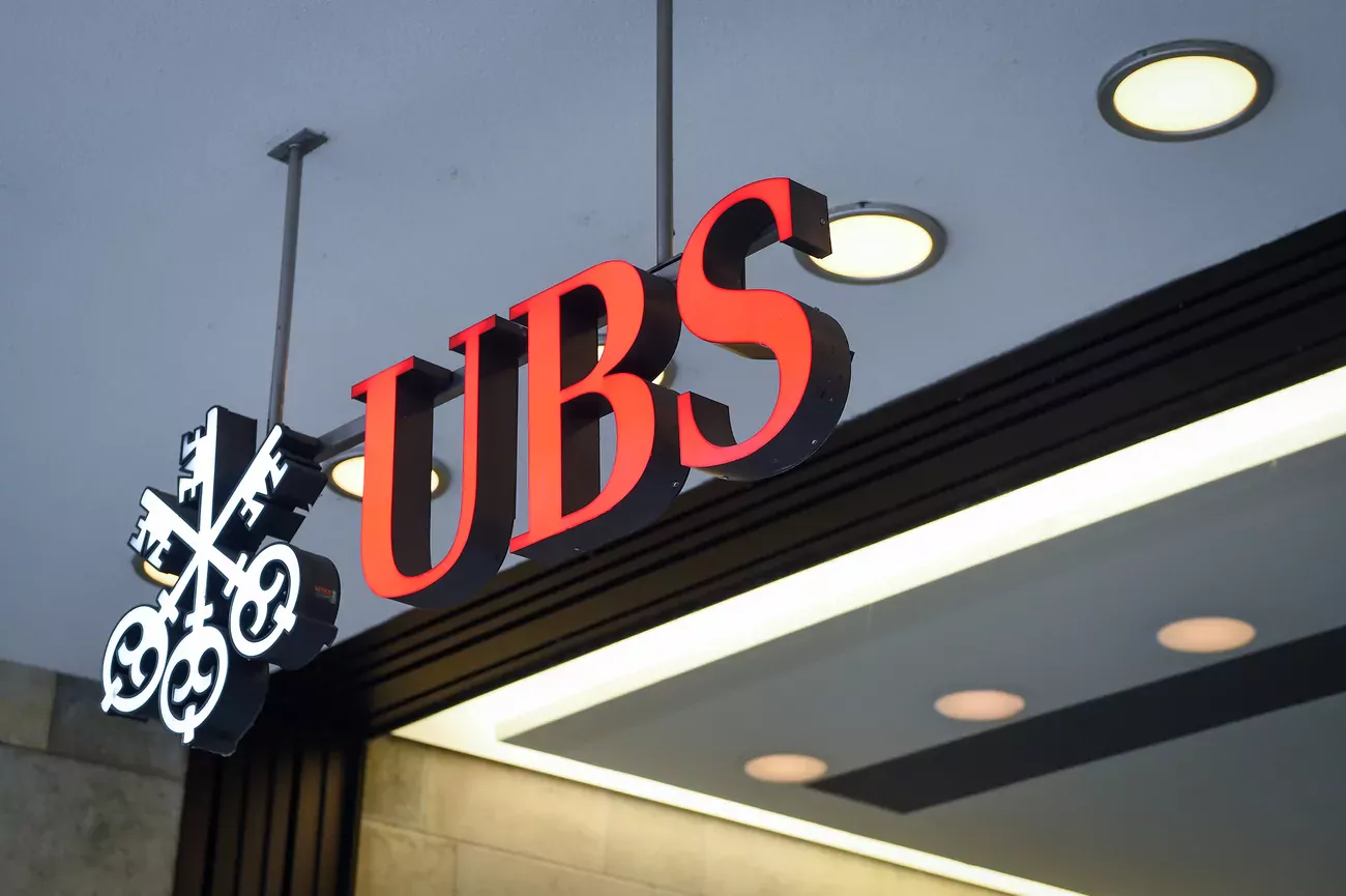 En décembre 2021, UBS a été condamnée à payer au total 1,8 milliard d'euros par la Cour d'appel de Paris, pour avoir mis en place un «système» visant à «faciliter» la fraude fiscale de riches contribuables français entre 2004 et 2012.