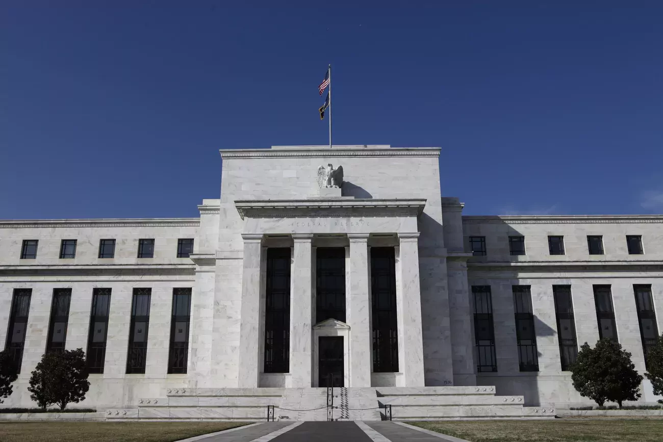 La Fed se montre plus optimiste sur la croissance, puisqu'elle table sur un PIB en hausse de 7% en 2021 contre 6,5% estimé en mars.