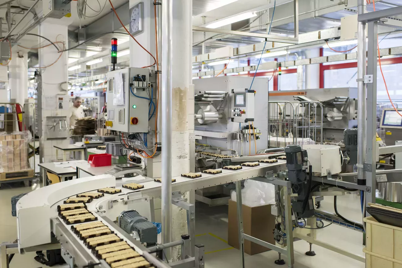 Le recul de la production industrielle est moins marqué (-0,8%). Après un repli de 0,3% en avril, l'activité s'est marginalement reprise de 0,1% en mai pour rechuter de 2,6% en juin.