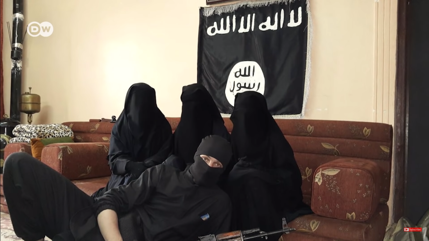 تزوجت ليونورا بعمر 15 عاما وكانت زوجة ثالثة للألماني مهند أبوياسر