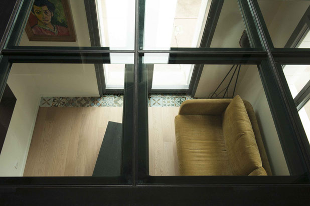 plancher en verre vue sur salon tv-renovation-maison-Saint-Maur-des-Fossés