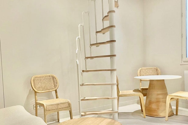 Coin salle à manger et escalier colimaçon-renovation-appartement-Paris