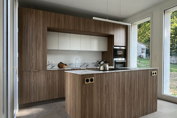 Cuisine effet bois avec pont et îlot central-renovation-maison-Jouy-en-Josas