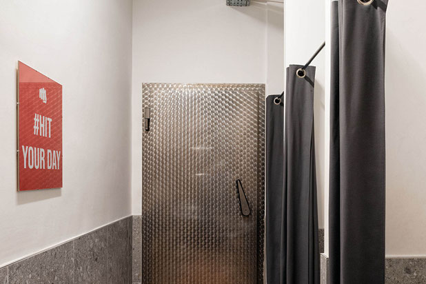 L'ancienne porte du local réfrigéré, devenu toilettes-renovation-boutique_local-Paris