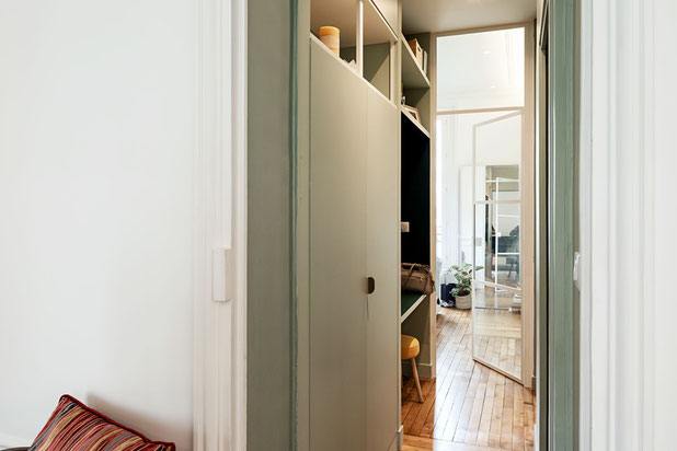 Un couloir intégrant un bureau-renovation-appartement-Paris