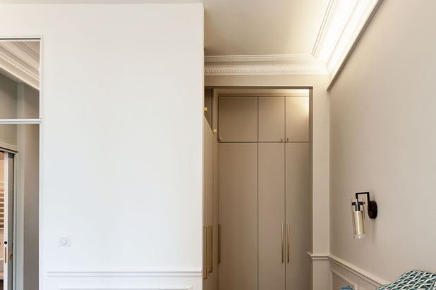 Un dressing habilement dissimulé-renovation-appartement-Paris
