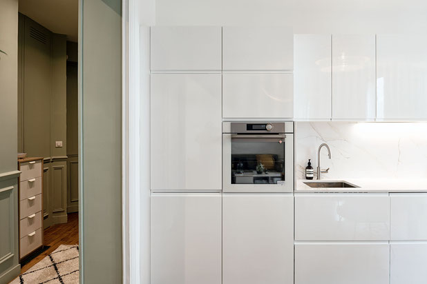 Une cuisine du commerce custom'-renovation-appartement-Paris