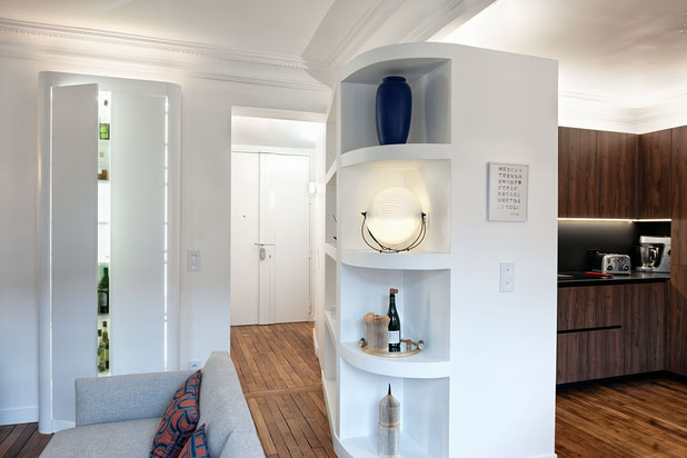 La cloison courbe cachant la cuisine-renovation-appartement-Paris