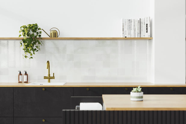 Cuisine noire et bois - crédence zellige-renovation-maison-Nantes