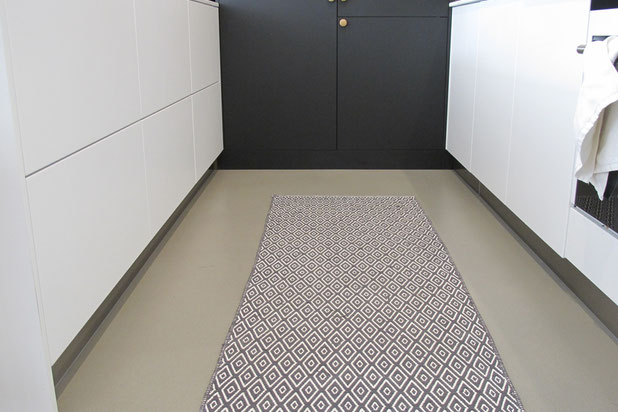 Cuisine noir et blanc et tapis graphique-renovation-maison-Rezé