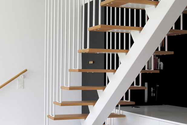 Escalier effet suspendu bois et blanc-renovation-maison-Rezé