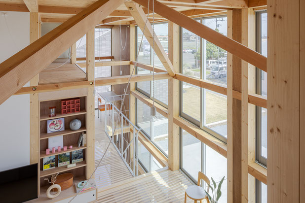 Vue sur le séjour depuis une des mezzanines-construction-maison-Maebashi