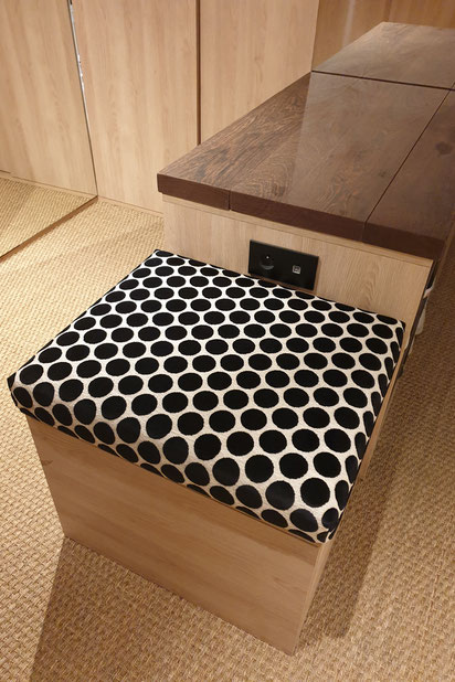 Coussin d’assise sur mesure avec tissu à pois en velours de type Fifties-amenagement-maison-Paris