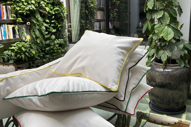 Réalisation de coussins sur mesure en velours crème avec passepoils de couleur-amenagement-maison-Paris