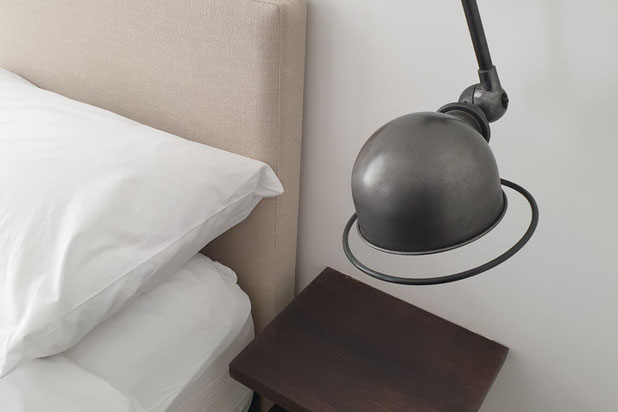 Tête de lit tissu inspiré du lin, dans une forme brute nature + lampe de chevet jieldé-amenagement-maison-Paris